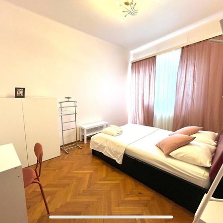 Downtown Unirii Square Private Economy Rooms With Shared Amenities Bucarest Esterno foto