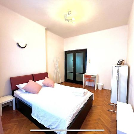 Downtown Unirii Square Private Economy Rooms With Shared Amenities Bucarest Esterno foto