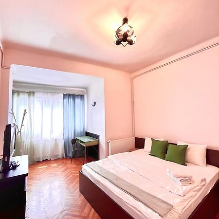 Downtown Unirii Square Private Economy Rooms With Shared Amenities Bucarest Esterno foto