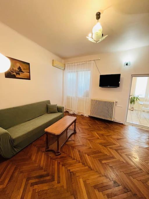 Downtown Unirii Square Private Economy Rooms With Shared Amenities Bucarest Esterno foto