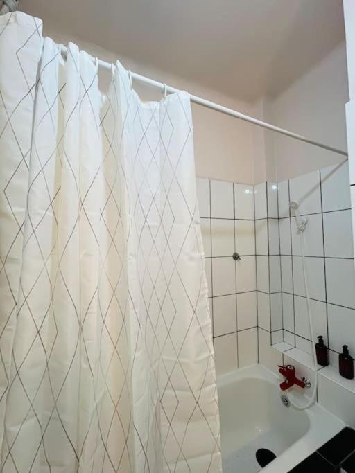 Downtown Unirii Square Private Economy Rooms With Shared Amenities Bucarest Esterno foto