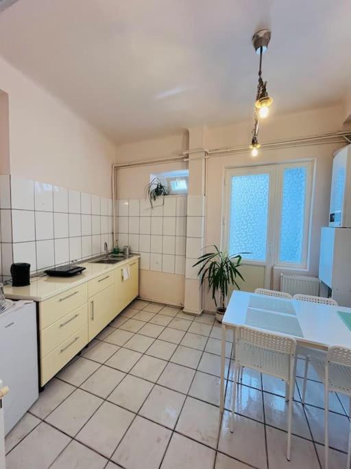 Downtown Unirii Square Private Economy Rooms With Shared Amenities Bucarest Esterno foto