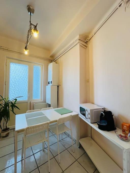 Downtown Unirii Square Private Economy Rooms With Shared Amenities Bucarest Esterno foto