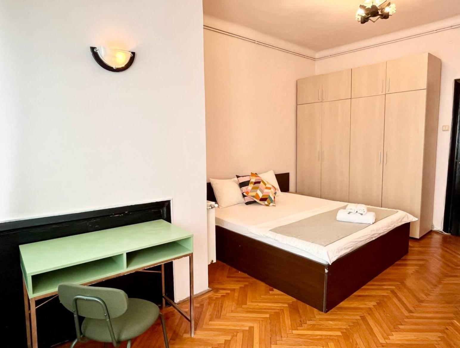 Downtown Unirii Square Private Economy Rooms With Shared Amenities Bucarest Esterno foto