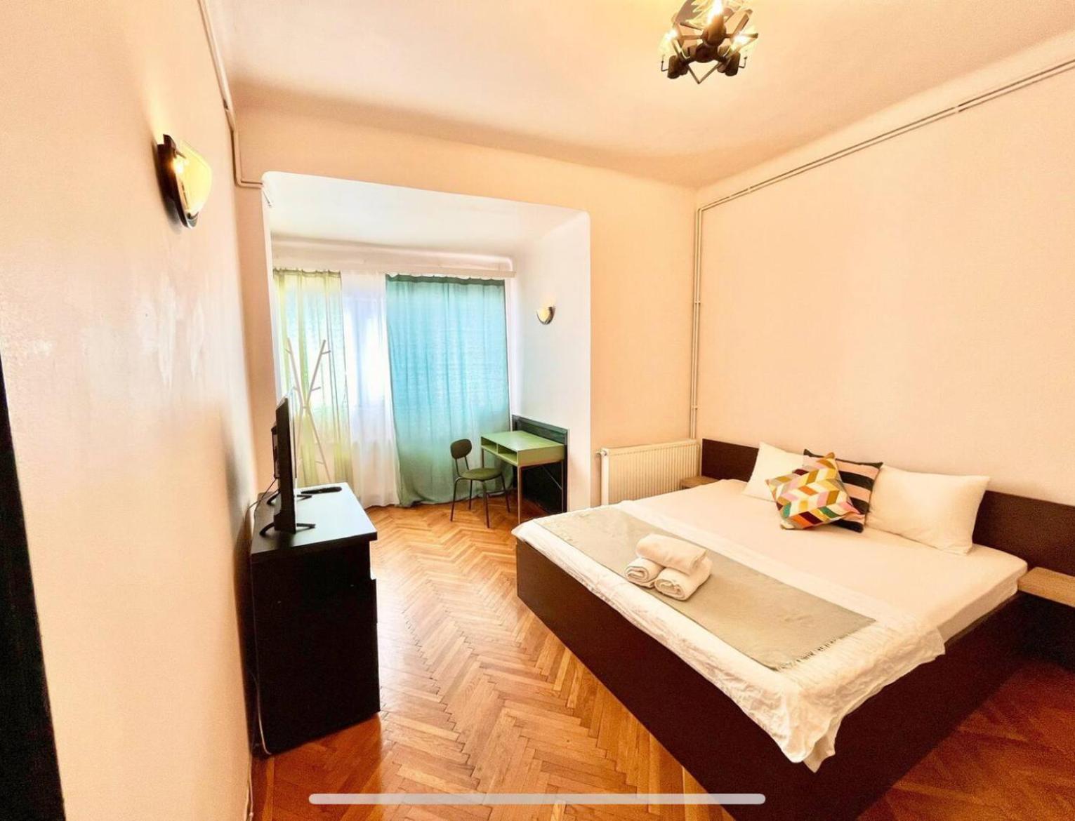 Downtown Unirii Square Private Economy Rooms With Shared Amenities Bucarest Esterno foto