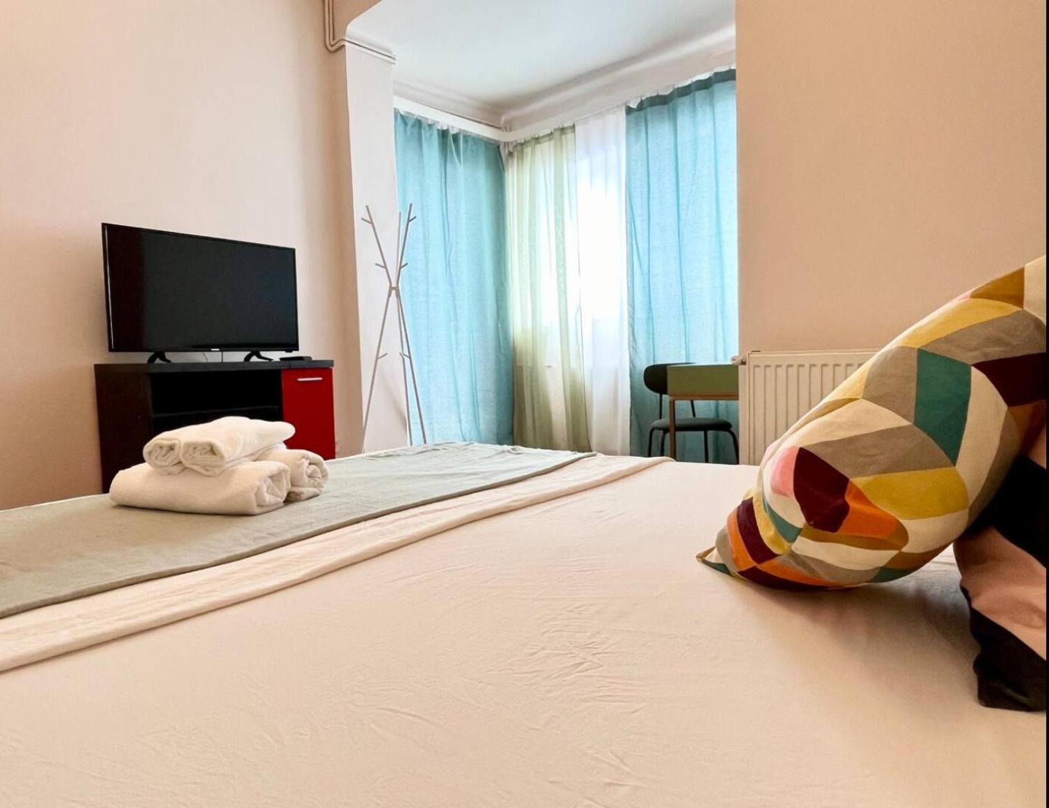 Downtown Unirii Square Private Economy Rooms With Shared Amenities Bucarest Esterno foto