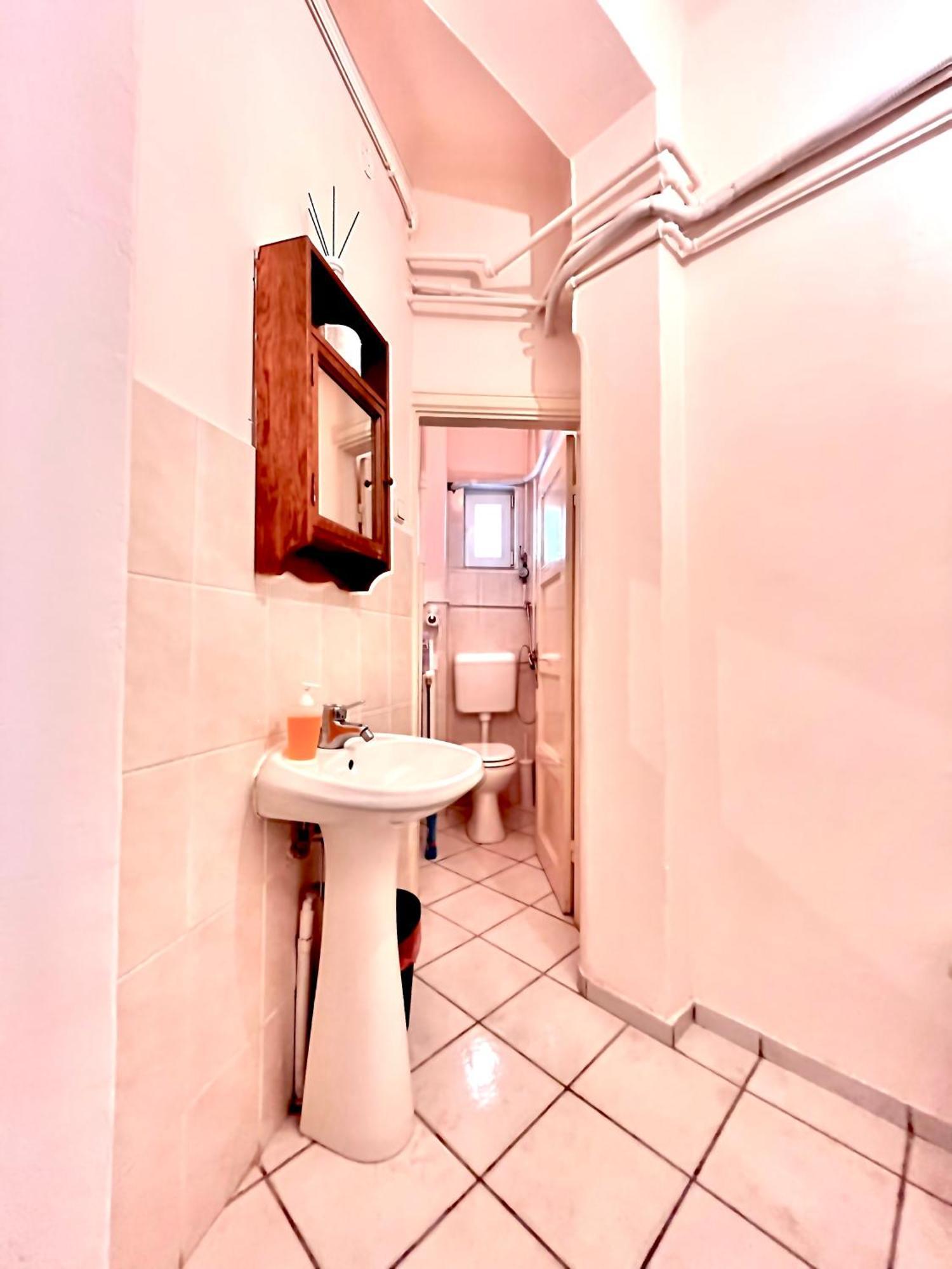 Downtown Unirii Square Private Economy Rooms With Shared Amenities Bucarest Esterno foto