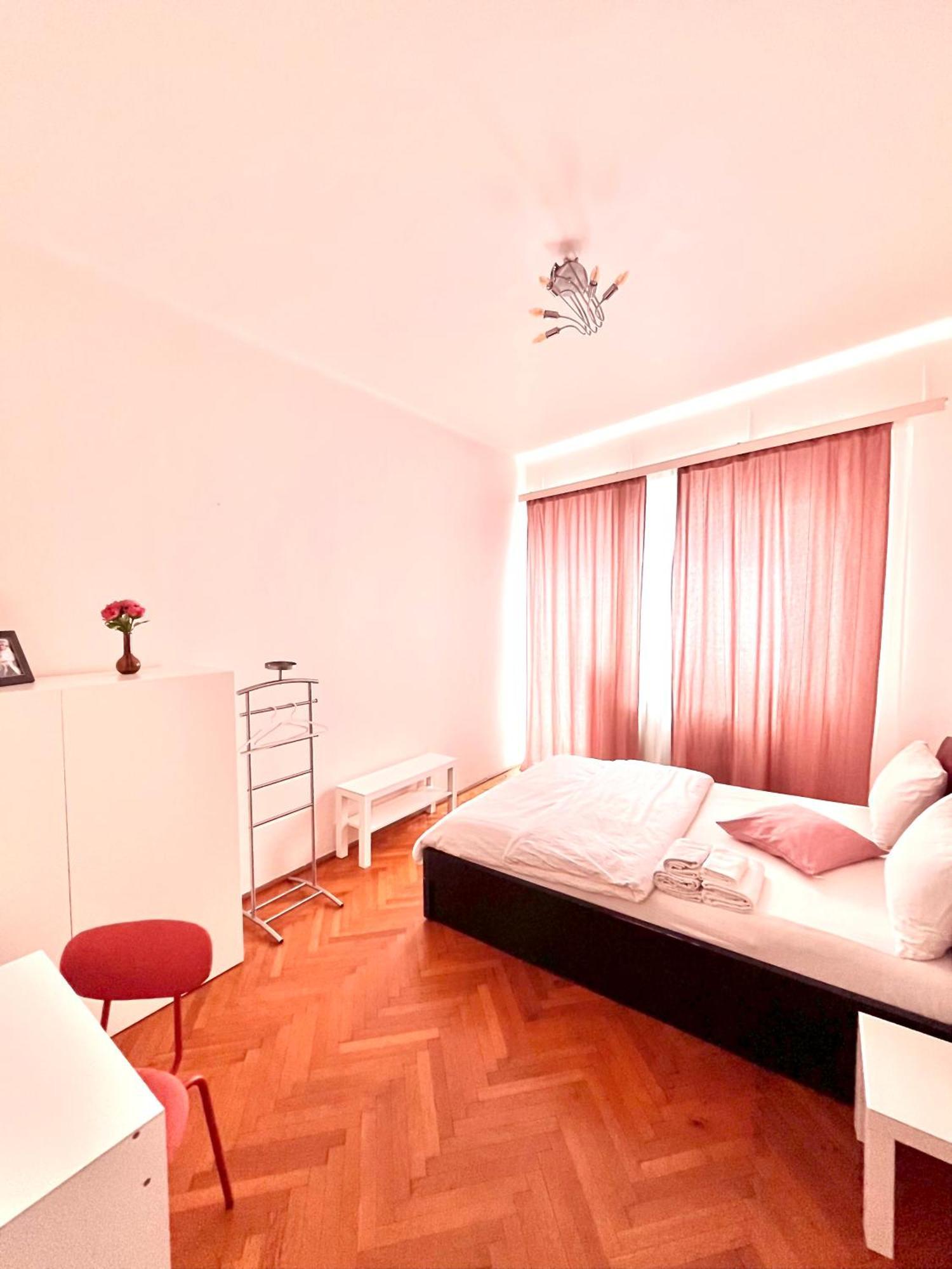 Downtown Unirii Square Private Economy Rooms With Shared Amenities Bucarest Esterno foto