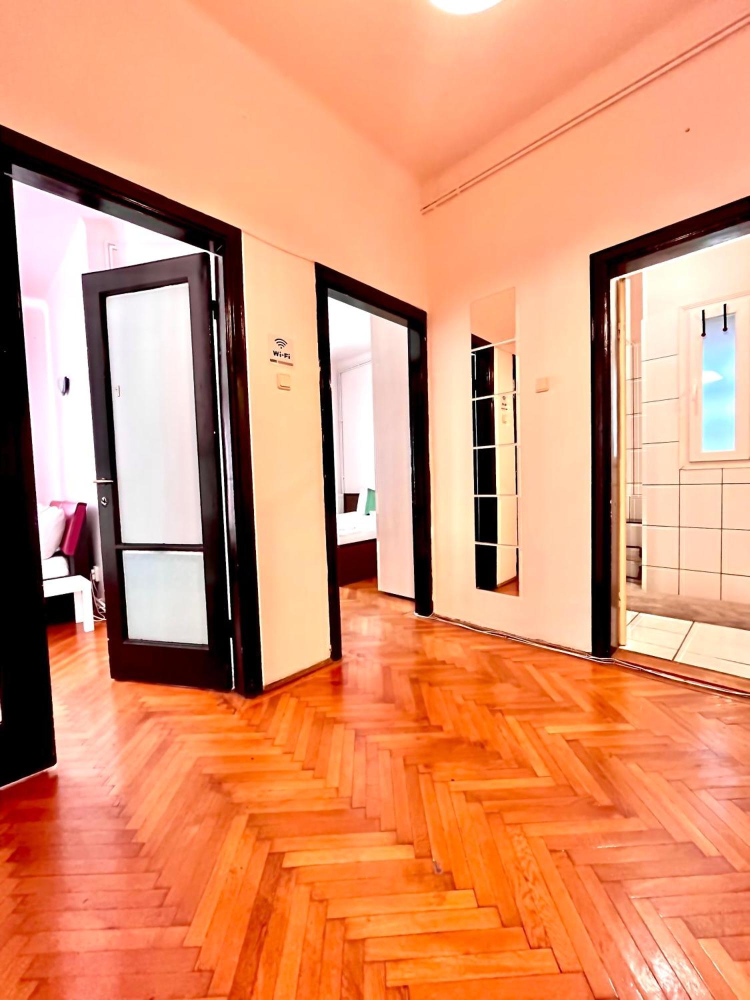 Downtown Unirii Square Private Economy Rooms With Shared Amenities Bucarest Esterno foto