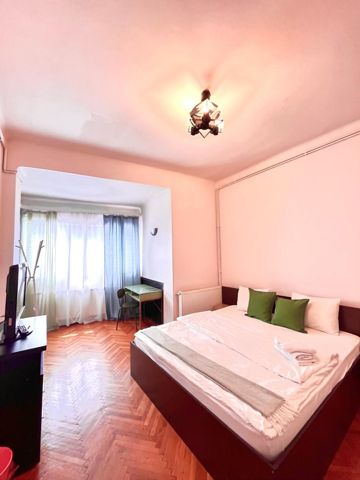 Downtown Unirii Square Private Economy Rooms With Shared Amenities Bucarest Esterno foto