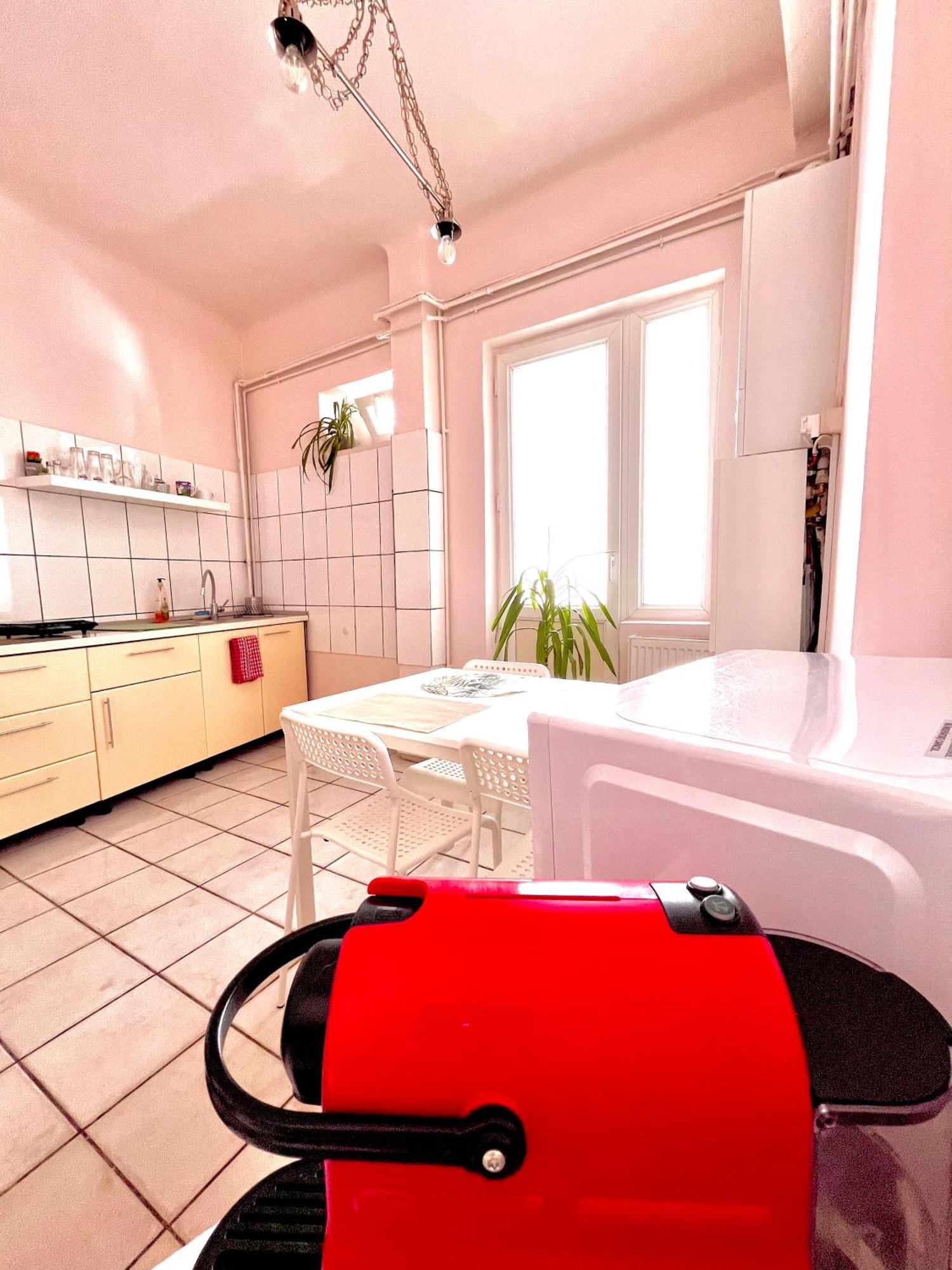 Downtown Unirii Square Private Economy Rooms With Shared Amenities Bucarest Esterno foto