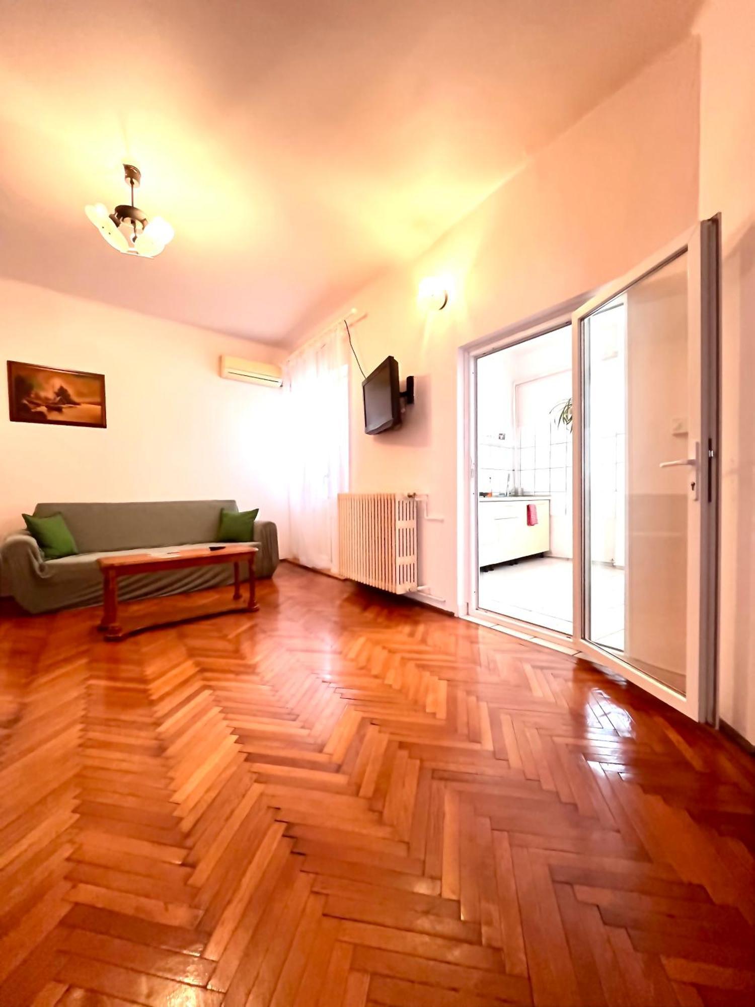 Downtown Unirii Square Private Economy Rooms With Shared Amenities Bucarest Esterno foto